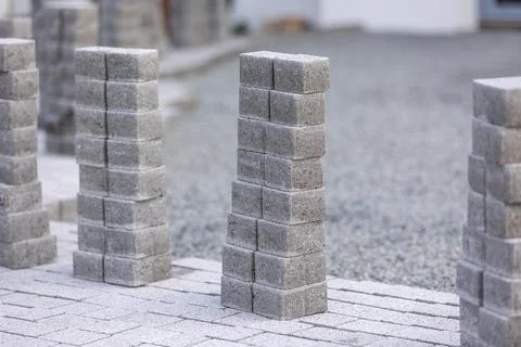 Process of building new path made from concrete blocks, interlocking pave 库存照片