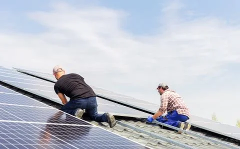 Process of building a solar station. Electrical engineers mans are working Foto stock