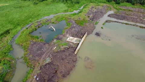 The process of building water irrigation to irrigate plantation areas by di.. Vídeos de archivo 306955590
