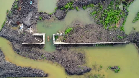 The process of building water irrigation to irrigate plantation areas by di.. Vídeos de archivo 306955991