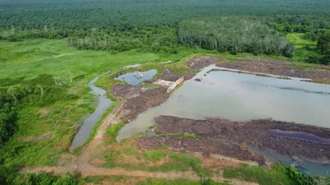The process of building water irrigation to irrigate plantation areas by di.. Vídeos de archivo 306956028