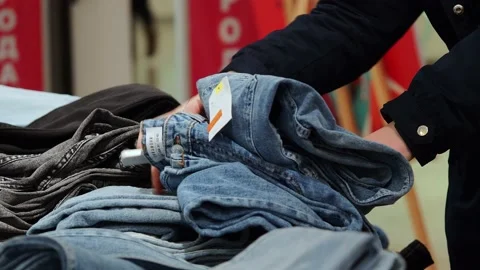 The process of buying clothes. Video stock 229295225