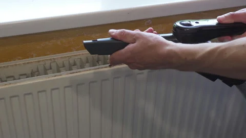The process of changing the vacuum cleaner attachment Vídeos de archivo 346901304