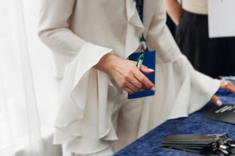 Process of checking in on conference congress forum event, registration des.. Foto stock