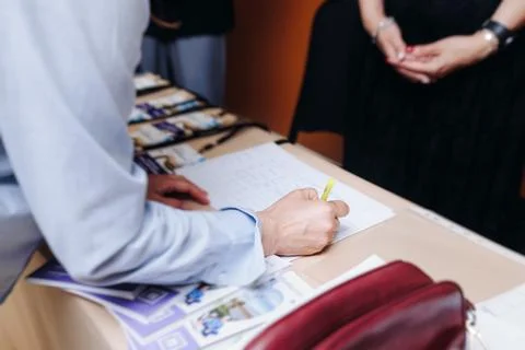 Process of checking in on conference congress forum event, registration des.. Foto stock
