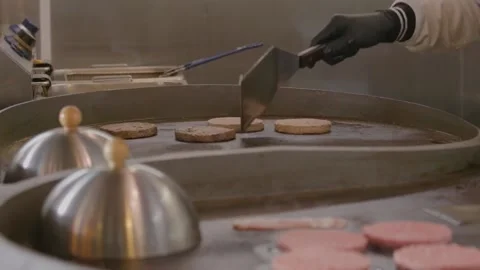 The process of Chef grilling burger and bacon for burger 库存影片 219633364