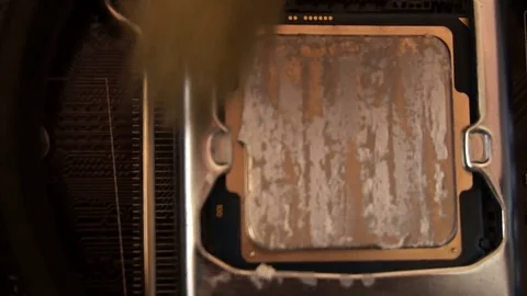 Process of cleaning cpu chip microchip by the brush macro 4K Vídeos de archivo 77172053