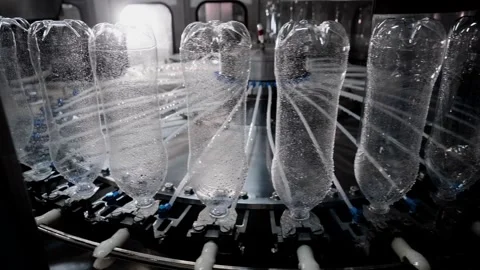 Process of Cleaning empty plastic bottle for mineral water modern industry Video stock 334588435