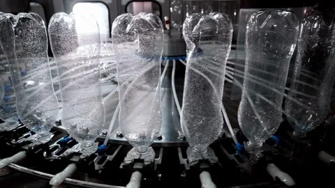 Process of Cleaning empty plastic bottle for mineral water modern industry Video stock 334588906