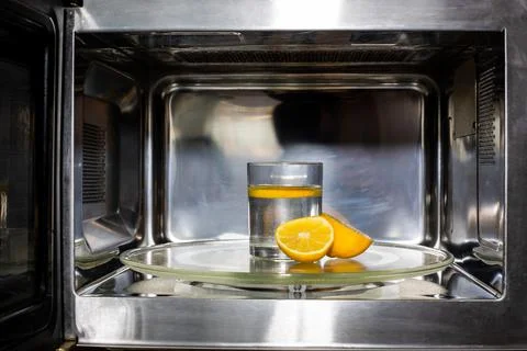 Process of cleaning or purifying the microwave oven by lemon and water 库存照片