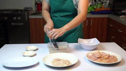 Process of Coating Raw Chicken Slices in Flour Batter for Frying 스톡 동영상 334324241