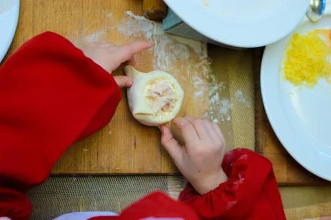 The process of cooking children's baskets of tomatoes and cheese 스톡 사진