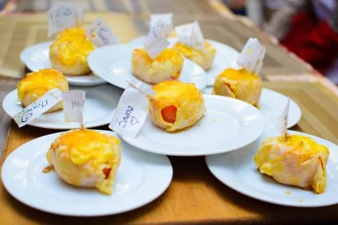 The process of cooking children's baskets of tomatoes and cheese Fotos de archivo
