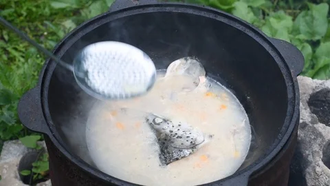 The process of cooking fish soup from salmon head in a cauldron on a bonfire 스톡 동영상 124691422
