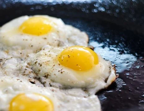 Process of cooking fried eggs Foto stock