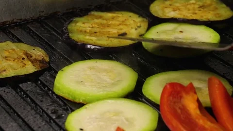 Process of cooking grilled vegetables on the restaurant grill, 4K 60 FPS 動画素材 76952319