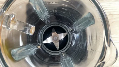 Process of cooking mango smoothie in the blender, slow motion Video stock 125894489