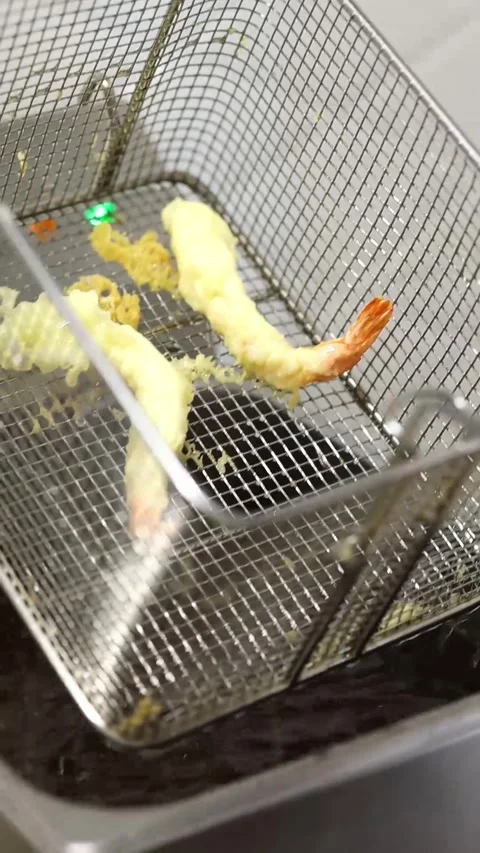 The process of cooking meat and shrimp in deep frying Видео 332489845