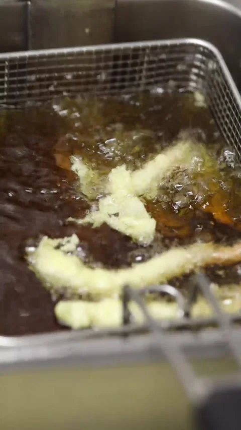 The process of cooking meat and shrimp in deep frying Видео 332489846