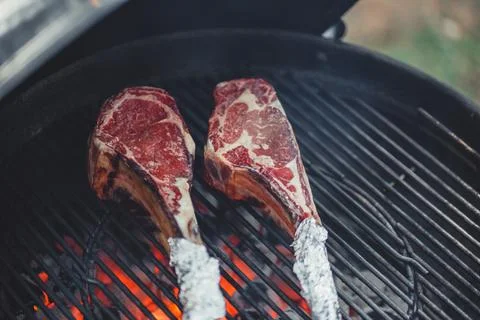 Process of cooking meat on the grill close-up. Foto stock