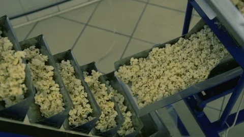 Process of cooking popcorn in conveyor on the factory 4K 库存影片 85092568