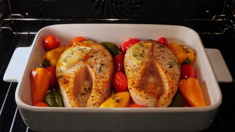 Process of cooking salmon steak with tomato in the oven. Close up. Time lapse Vídeos de archivo 249960717
