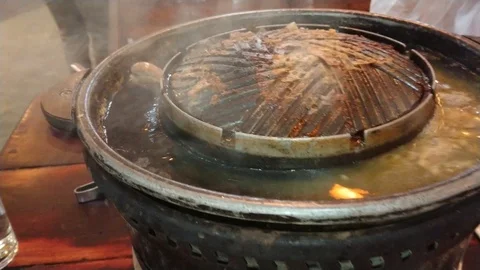 The process of cooking seafood on the brazier. Special grill and pan. 動画素材 106894819