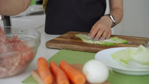 Process of cooking stuffed cabbage rolls with meat and rice. 库存影片 102175391