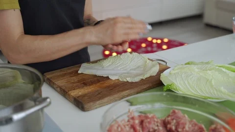 Process of cooking stuffed cabbage rolls with meat and rice. Stockbeeldmateriaal 102177909