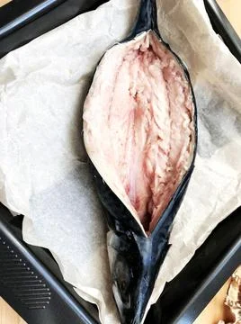 The process of cooking stuffed mackerel with vegetables, mushrooms and spices Foto stock