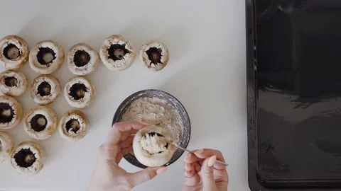 The process of cooking stuffed mushrooms. Vidéo 137024043