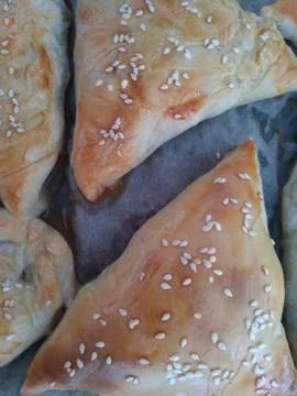 The process of cooking triangular meat pies, top sprinkled Stockfoto's