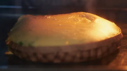 Process of cooking a turkey pie in a disposable paper baking dish. Pie with poul Video stock 240415728