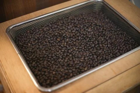 The process of cooling roasted coffee beans. Fotos de archivo