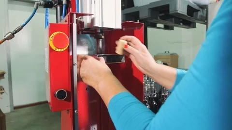 Process of corking wine bottles Video stock 98283146