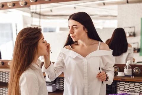 The process of correction and coloring of eyebrows in the salon Foto stock