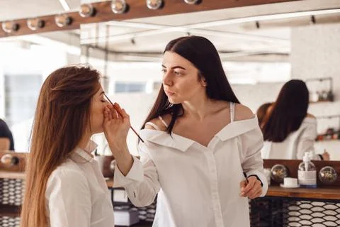 The process of correction and coloring of eyebrows in the salon Foto stock