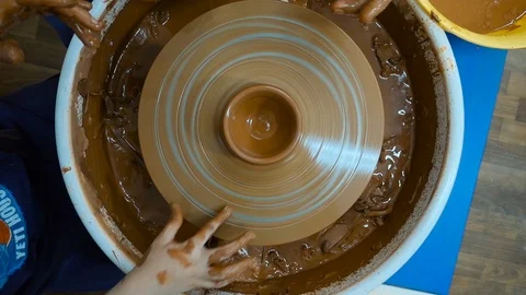 The process of creating an earthenware cup 스톡 동영상 97656710