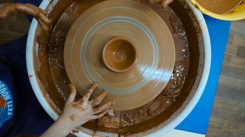 The process of creating an earthenware cup 스톡 동영상 97656787