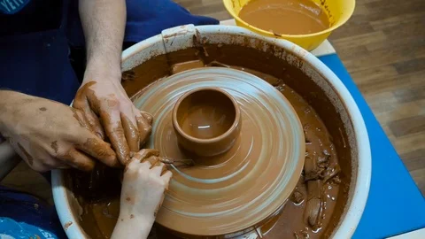 The process of creating an earthenware cup 스톡 동영상 97656915
