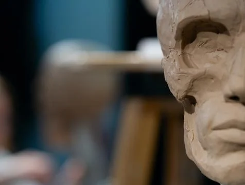 The process of creating ecorche. The sculptor is working. Foto stock