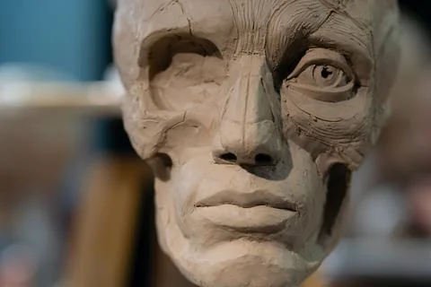 The process of creating ecorche. The sculptor is working. 스톡 사진