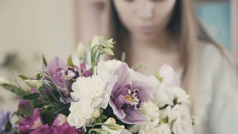The process of creating a floral composition. Florist at work Video stock 73488024