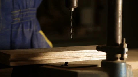 The process of creating kitchen utensils in the carpentry workshop Vidéo 100850940