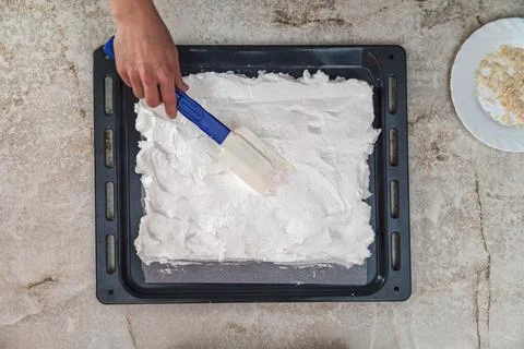 The process of creating meringue. The confectioner prepares the meringue 스톡 사진