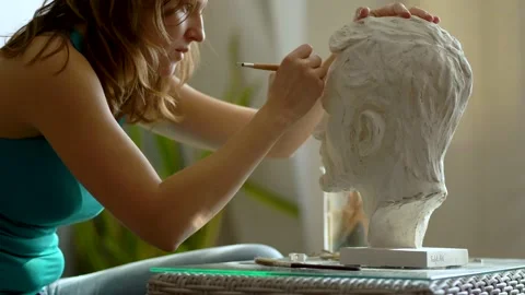 The process of creating sculpture. The sculptor is working. Stock-Footage 152133287