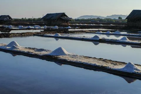 The process of crystallization of sea water into salt in the traditional wa.. Foto stock