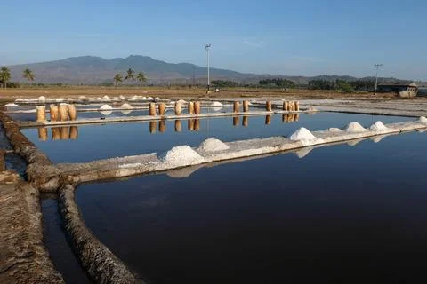 The process of crystallization of sea water into salt in the traditional wa.. Foto stock