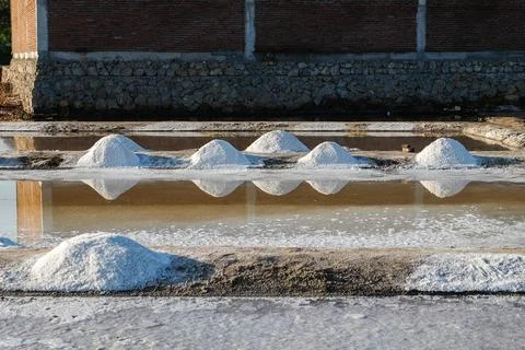The process of crystallization of sea water into salt in the traditional wa.. Foto stock