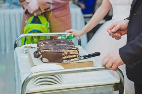 The process of cutting a beautiful wedding cake 8566. Stock Photos